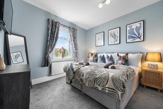 4-Bedroom Stunning Luxe, Spacious & Stylish Design House Bolton, Sleeps 11, with Parking Central Bolton, Links to Manchester, Pet-Friendly, Best For Groups! WORK CONTRACTORS and SUMMER SPECIAL OFFER! - by Blue Puffin Stays - Farnworth - 8