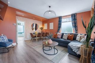 4-Bedroom Stunning Luxe, Spacious & Stylish Design House Bolton, Sleeps 11, with Parking Central Bolton, Links to Manchester, Pet-Friendly, Best For Groups! WORK CONTRACTORS and SUMMER SPECIAL OFFER! - by Blue Puffin Stays - Farnworth - 6