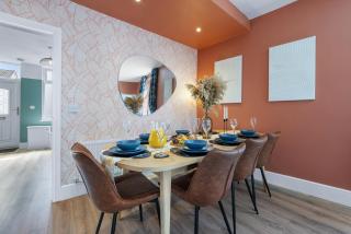 4-Bedroom Stunning Luxe, Spacious & Stylish Design House Bolton, Sleeps 11, with Parking Central Bolton, Links to Manchester, Pet-Friendly, Best For Groups! WORK CONTRACTORS and SUMMER SPECIAL OFFER! - by Blue Puffin Stays - Farnworth - 5
