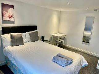 Large City Centre Room - Bristol - 4