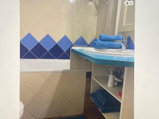 Logement en résidence vacances classe 2 étoiles au bord de mer 4 couchages avec cabine lit superposé et au salon un canapé convertible et piscine à 300 m des transports communs,gare ferroviaire,commerces et plages - Antibes - 4