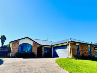 Spacious Comfty 4 BDMs House in Rototuna - 9