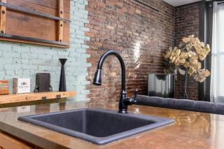 Cityscape Elegance - Stylish Skyline Views Retreat - Bangor - 5