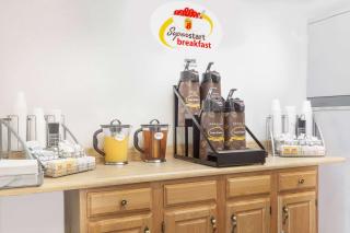Super 8 by Wyndham Queensbury Glens Falls - Queensbury - 1