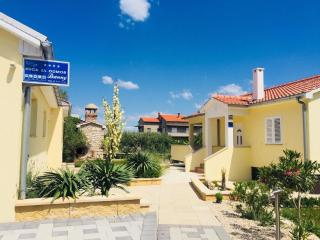 Modernes Ferienhaus in Dobropoljana mit Terrasse, Garten und Grill - Dobropoljana - 9