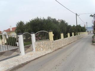 Modernes Ferienhaus in Dobropoljana mit Terrasse, Garten und Grill - Dobropoljana - 2