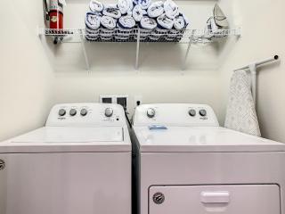 Last Minute Disney Getaway! Private Pool, Hot Tub & Games Room. Book Now! #87955 - Kissimmee - 1