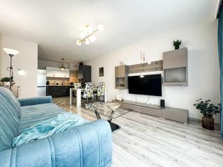 Stylish Apartment - Balcony, Church Views, Parking! Tram - Wrocław - 1
