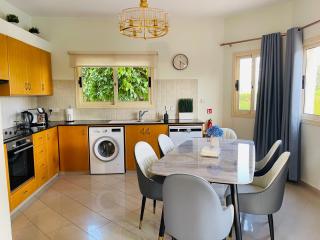 Holiday villa with pool and sea view! - Coral Bay - 3