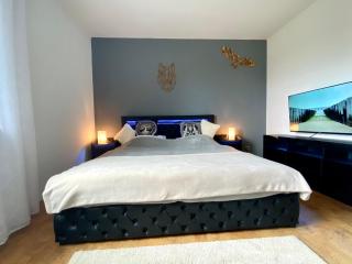 City Ferienwohnung SKYLINE - mit großem Balkon & XXL- Sofa für bis zu 4 Personen - Bremerhaven - 1