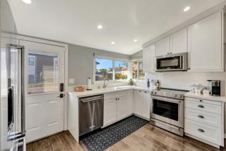 Heart of Corona Del Mar 10 minute walk to beach steps to downtown - 1