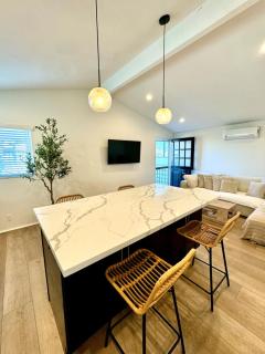 Heart of Corona Del Mar 10 minute walk to beach steps to downtown - Newport Beach - 9
