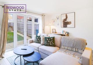 Spacious and Cosy 3-Bedroom 2-Bathroom Serviced House, Free WiFi and Free Parking for 2 Cars By Redwood Stays - 8