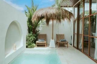 Private Pool, Skylight Bathtub, Dreamy Pool and Serene Greenery in Canggu! - Canggu - 9