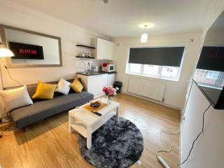 Stevenage Studios - Superior Suite - 2