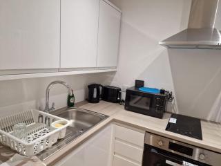 Modern, stylish and homely studio APT with separate kitchen and bathroom - 8