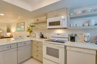 Siesta Key Condo with Heated Pool Less Than 1 Mi to Beach - 8
