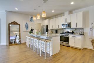 Ocean View Home with Beach Shuttle, 5 Mi to Coast! - 4