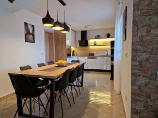 Beautiful Holiday Home "Villa Luka" - Kastel Stafilic - 6