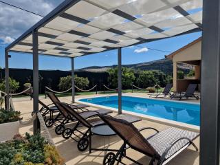 Beautiful Holiday Home "Villa Luka" - Kastel Stafilic - 9