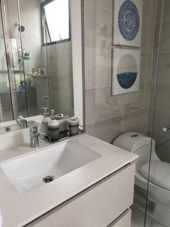 Luxury apt! Guest friendly! Great location! Jacuzzi, Gym, Security! - Medellín - 4