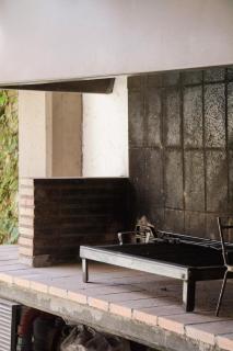 Excelente ubicacion! Casa grande con parrilla - Godoy Cruz - 3