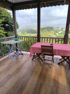 Studio BRAZILIA Bois et Nature, terrasse avec vue sur les Pitons - Le Robert - 4