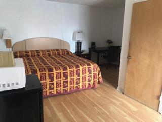 Budget Inn & Suites -Super-Ice Cold Spotless Rooms- Door-to-Door Lit Parking & Lowest Price plus HBO Max,Spanish TV, Internet free!! - Freer - 6