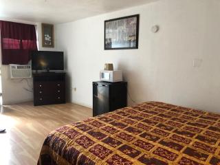 Budget Inn & Suites -Super-Ice Cold Spotless Rooms- Door-to-Door Lit Parking & Lowest Price plus HBO Max,Spanish TV, Internet free!! - Freer - 7