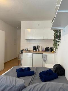 Cozy Central Apartment - 8