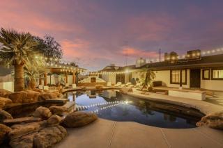 The Hatfield - Amazing Backyard Pool Getaway - Peoria - 0