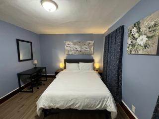 Comfy Getaway, 5 Bed, Sleeps 9, walk to falls! - Niagara Falls - 3