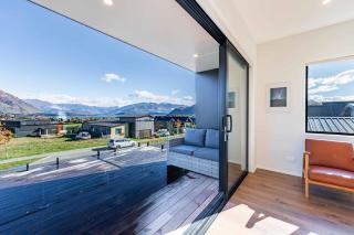 Stylish Panoramic Mountain and Lake Views - Wanaka - 8