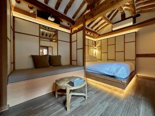 Luxury Hanok Heritage Courtyard - 9