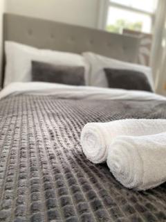 Flat 3 GR 1 Bedroom Apartment 3 mins walk Mile End Station - London - 9