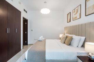Stunning 1-Bedroom Apartment with full Burj Khalifa View - 5-min walk to Dubai Mall - 5