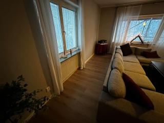 Hem med eldstad, parkettgolv, balkong och stor gratis parkering - 5