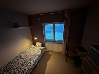 Hem med eldstad, parkettgolv, balkong och stor gratis parkering - 3
