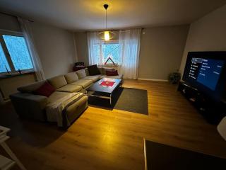 Hem med eldstad, parkettgolv, balkong och stor gratis parkering - 1