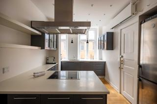Rare 4BR Apartment w Unique Details in CPH City - Copenaghen - 8