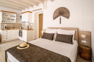 Lithinon Luxury Suites with Free Parking - 9