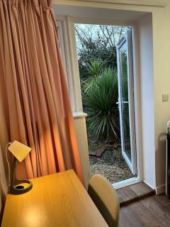 Garden Apartment with free Parking and EV - Bristol - 5