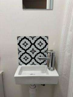 Garden Apartment with free Parking and EV - Bristol - 3