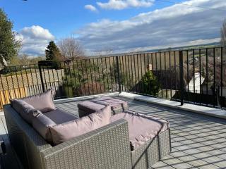 Stunning Hillside House - 3