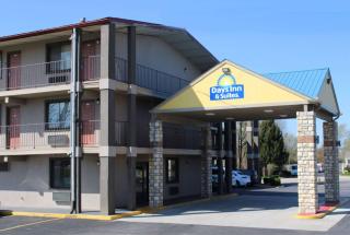 Days Inn & Suites by Wyndham Springfield on I-44 - Springfield - 0