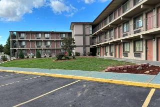 Days Inn & Suites by Wyndham Springfield on I-44 - Springfield - 3