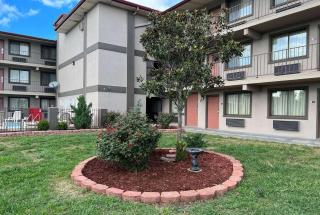 Days Inn & Suites by Wyndham Springfield on I-44 - Springfield - 2