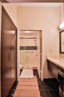 Hotel Room Kitchen Free parking Washer&Dryer Gym Relux Studio Group 1 - 4