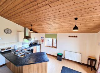 Lomond 3 with Private Hot Tub - Fife - Loch Leven - Lomond Hills -Pet Friendly - Kelty - 3