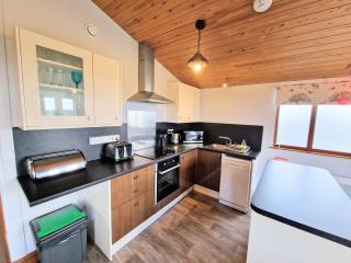 Ochil 8 with Private Hot Tub - Fife - Loch Leven - Lomond Hills - Kelty - 3